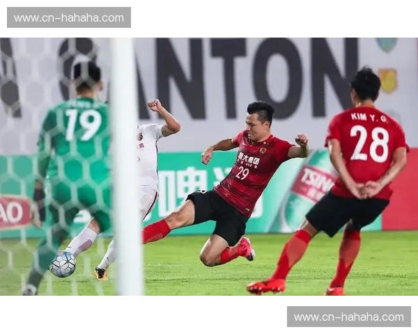 尘封的荣耀：恒大vs苏宁经典之战回放，重燃绿茵激情